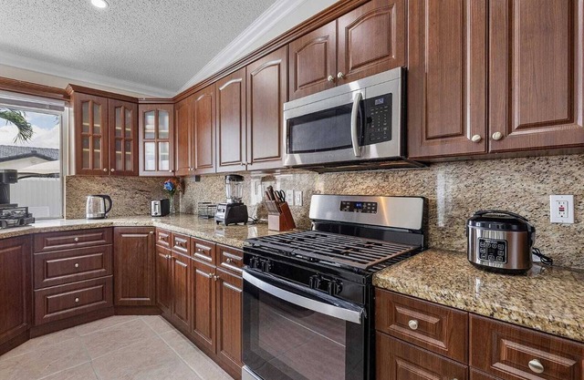 Charming 3-bedroom house with AC, POOL, WORK SPACE ,WiFi in delightful Miami