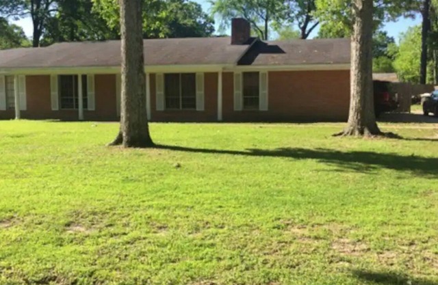 Charming 3-bedroom house with WiFi and AC in Monroe