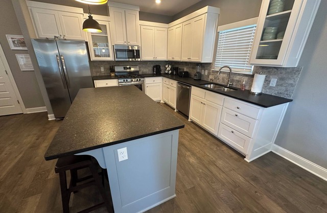 Charming 3-bedroom house conveniently located in Rogers.