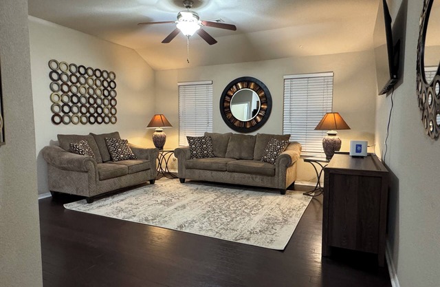 Charming 3-bedroom house in Rogers with WiFi and AC, Close to attractions