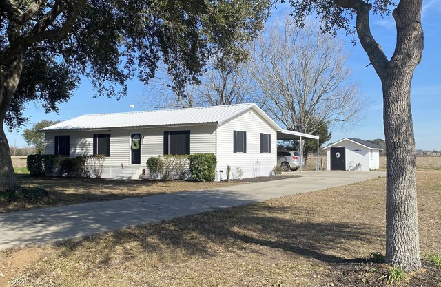 Charming 3-bedroom house in Scott with fitness area, central air,newly renovated