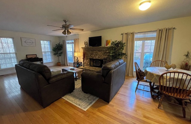 Charming 3-bedroom house with WiFi, AC near peaceful Sylva, Dillsboro and Casino