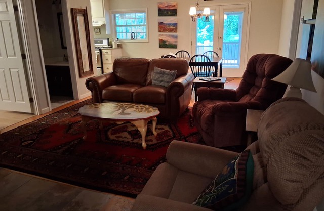 Charming 3-bedroom house at Lake Burton/Rabun Co GA with WiFi and AC