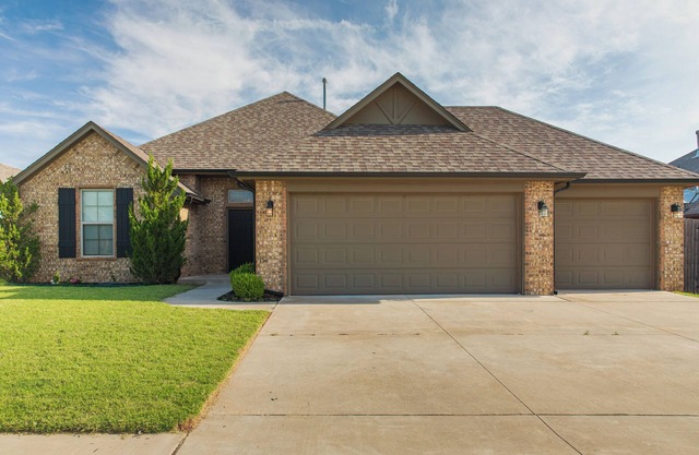 Charming 3-bedroom house in Yukon with indoor fire place