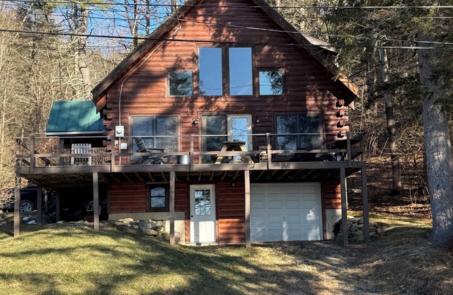 Charming 2-bedroom + loft log cabin at Lake Bomoseen in Castleton, Vermont