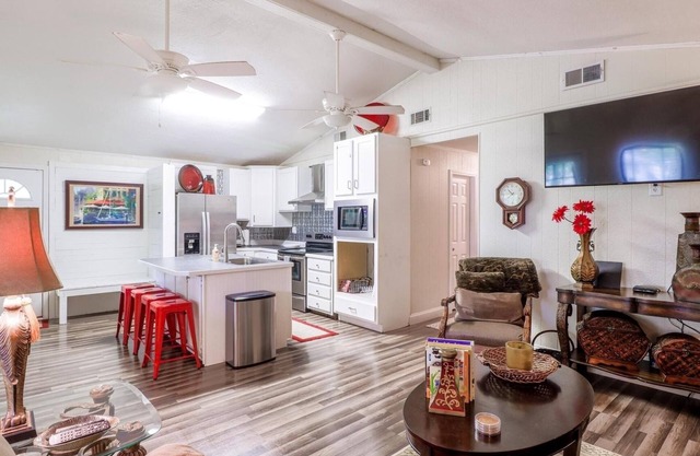 Charming 3-bedroom lodge with AC and WiFi in Moss Point