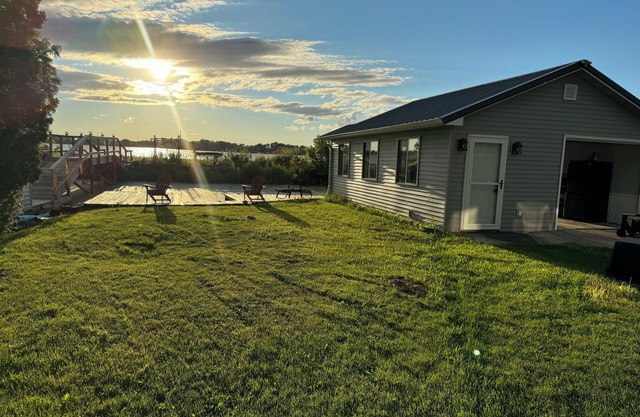 Charming 3-bedroom lake house between Oshkosh and Omro