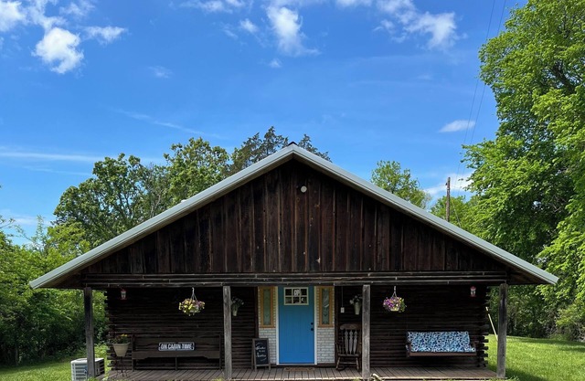 Charming 3-bedroom log cabin in beautiful country setting near Bella Vista Ar