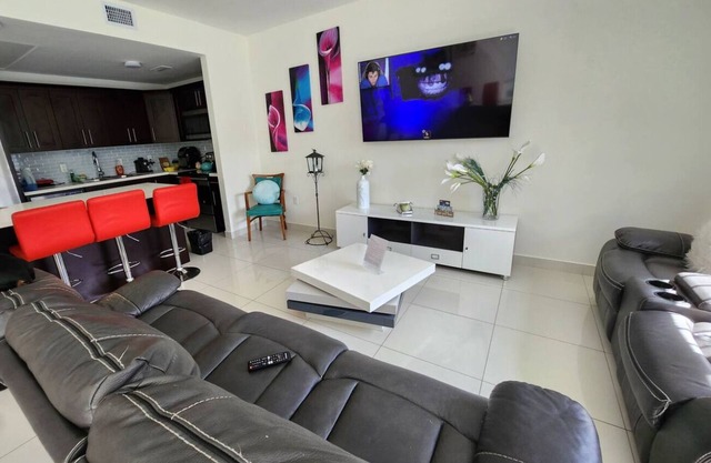 Charming 3-bedroom Modern House in Homestead Gateway from Orlando, Miami & Keys