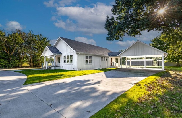 Charming 3-bedroom modern farmhouse close to Lake Fork.