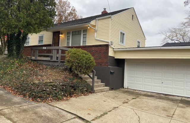 Charming 3-bedroom, newly renovated modern decor home in Akron,Goodyear Heights