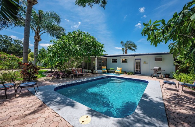 Charming 3-bedroom pool home in serene Sarasota with AC, WiFi