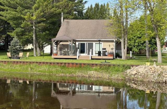 Charming 3-bedroom riverside cottage in brilliant Tawas City