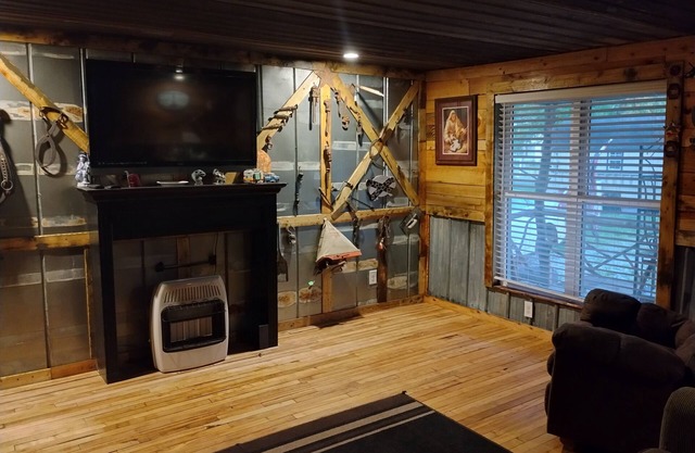 Charming 3-bedroom rustic and very unique house with WiFi and AC in Farmers,
