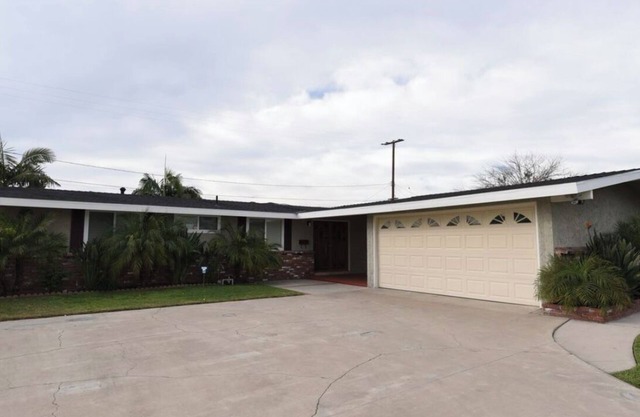 Charming 3-bedroom single house in Anaheim with WiFi, AC. Close to DISNEYLAND