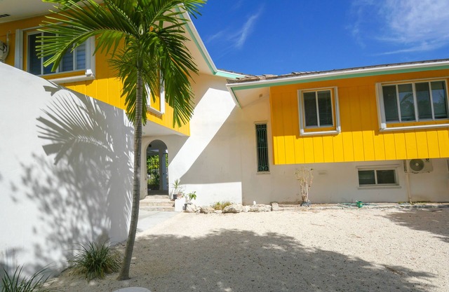 Charming 3 Bedroom Suite 200 steps to Beach, car available