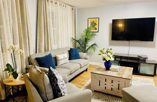 Charming 3-bedroom townhome in Marblehead 3 miles to Salem 14 miles to airport