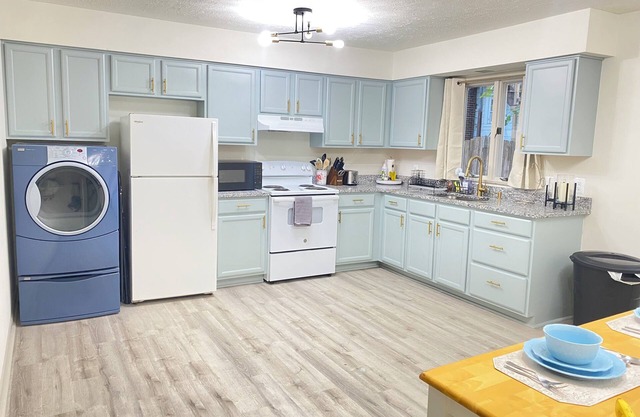 Charming 3-bedroom townhome with AC and WiFi in lovely Winchester