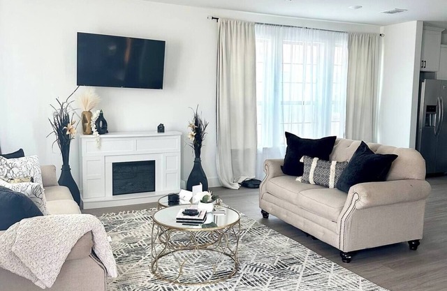 Charming 3 bedroom TH w/ WiFi, AC in lovely Crowley, near Fort Worth.