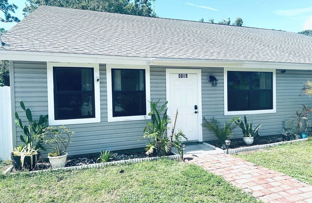 Charming 3-bedroom townhome with Hot Tub and WiFi in beautiful Sarasota