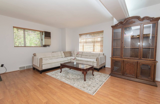 Charming 3-bedroom townhome with Central AC and WiFi in lovely Chicago