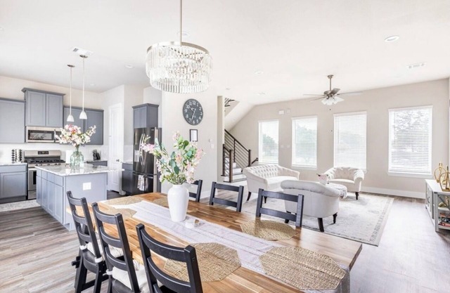 Charming 3-bedroom townhome near the Galleria, with wifi in fabulous Houston