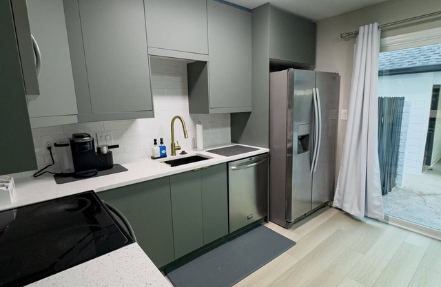 Charming 3-bedroom townhome with private parking and WiFi in beautiful Roswell
