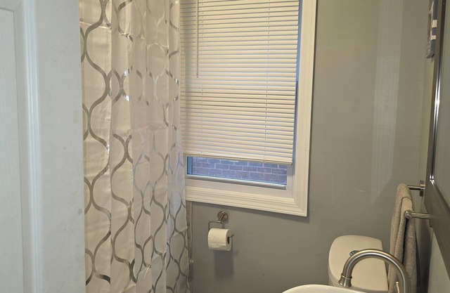 Charming 3-bedroom upper duplex in delightful Detroit. 10 mins from downtown!