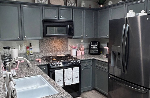 Charming 3-bedroom house in lovely Bakersfield with AC, WiFi