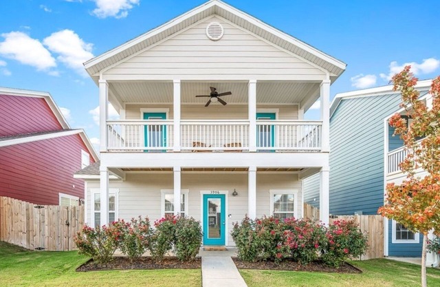 Charming 3 Bedroom, 2.5 Bath Sleeps 6