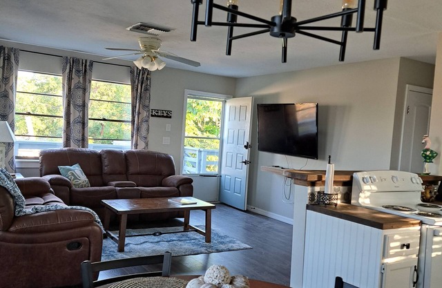 Charming 3-bedroom house in delightful Chokoloskee with AC, WiFi., near Marina.