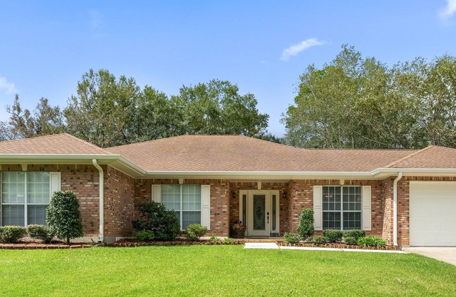 Charming 3-bedroom and 2 full bath house near golf course in Diamondhead, pools
