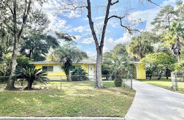 Charming 3-bedroom house with Private Pool and Hot Tub.