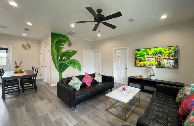 Charming 3-bedroom house Tropical theme delightful Garden Grove