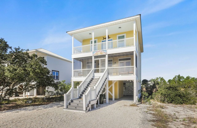 Charming 3-bedroom house, beach access, pools, pickleball courts!