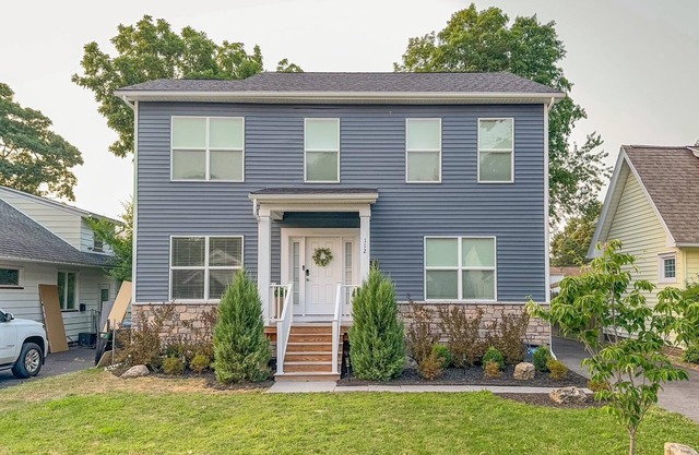 Charming 3-bedroom house, game room, AC, Sea-Breeze, Lake Ontario, Rochester