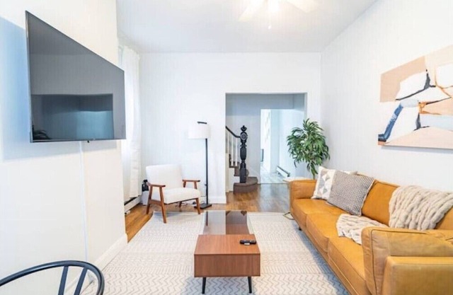 Charming 3-bedroom, 1.5-bath house with king bed. Easy access to NYC