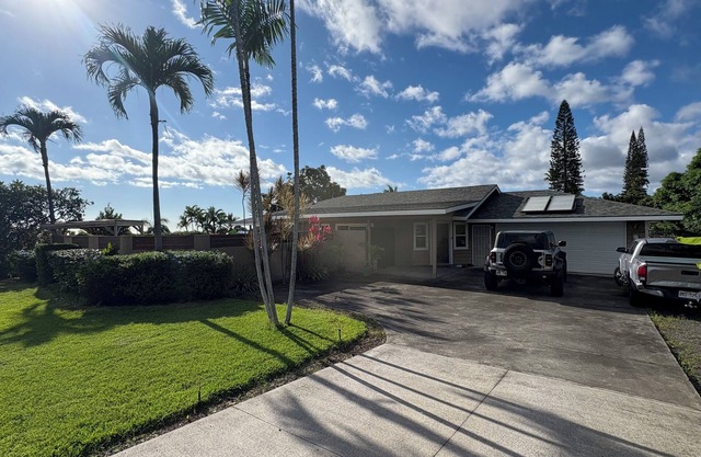 Charming 3-bedroom house with pool, ocean view, minutes from the Kona Airport.