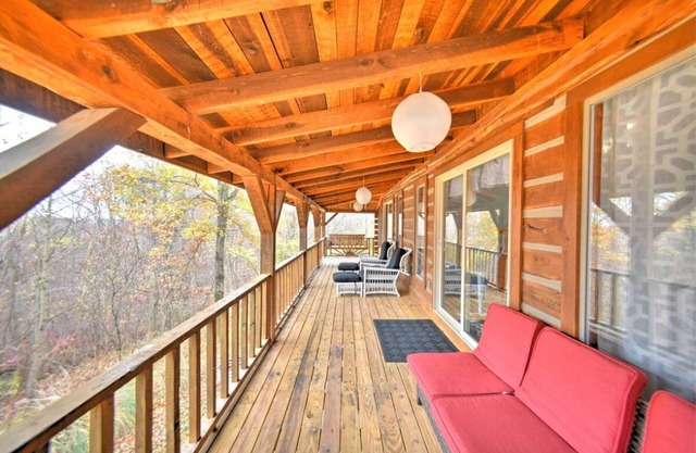 Charming 3-bedroom cabin in Laurelville with WiFi, AC