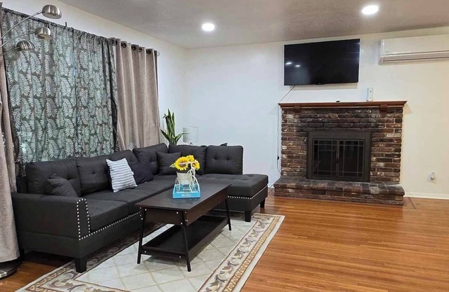 Charming 3-bedroom house in Midway City with AC, WiFi