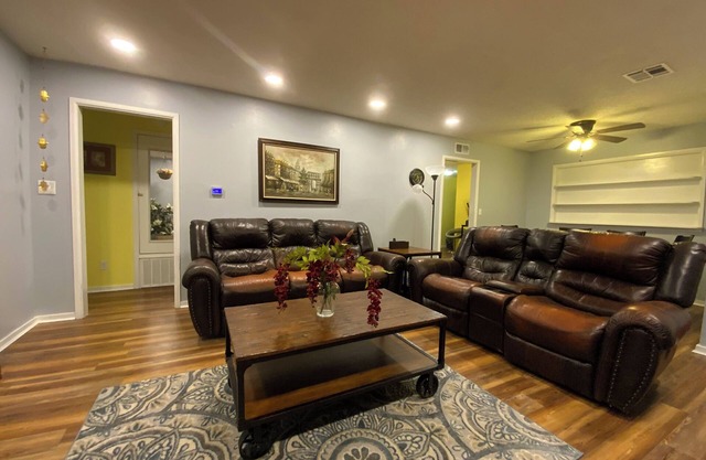 Charming 3-bedroom house in fabulous Midwest City with WiFi, AC