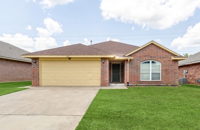 Charming 3-bedroom house with WiFi and AC in Midwest City