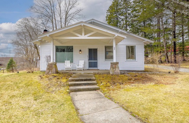 Charming 3-bedroom house in downtown Northeast Harbor! Minutes from Acadia!