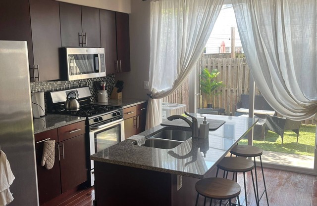 Charming 3-bedroom townhome with WiFi in Philadelphia