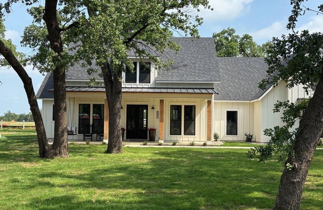 Charming 3-bedroom farmhouse in serene Pilot Point with AC