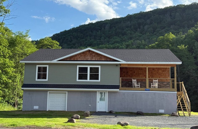 Charming 3-bedroom house with WiFi, AC in Historic Prattsville.