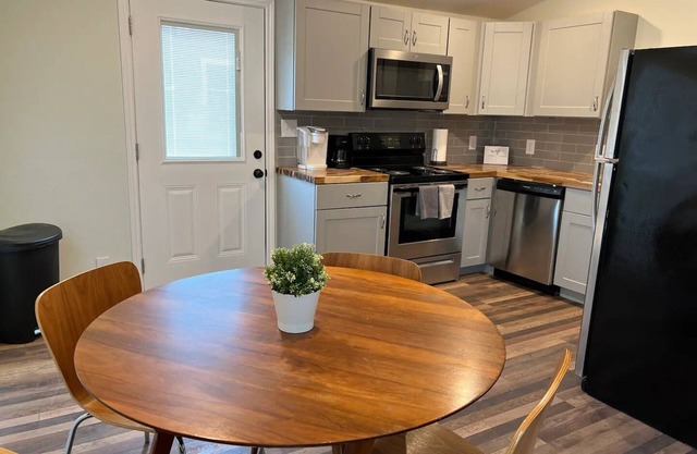 Charming 3-bedroom house with AC, WiFi near Lackland or downtown San Antonio