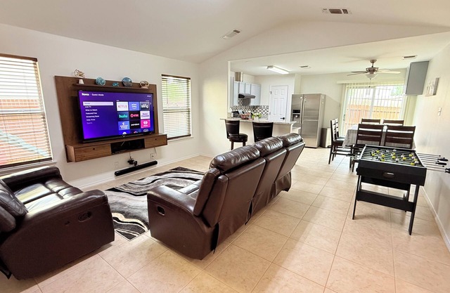 Charming 3-bedroom house with WiFi in San Antonio near SeaWorld / Lackland AFB