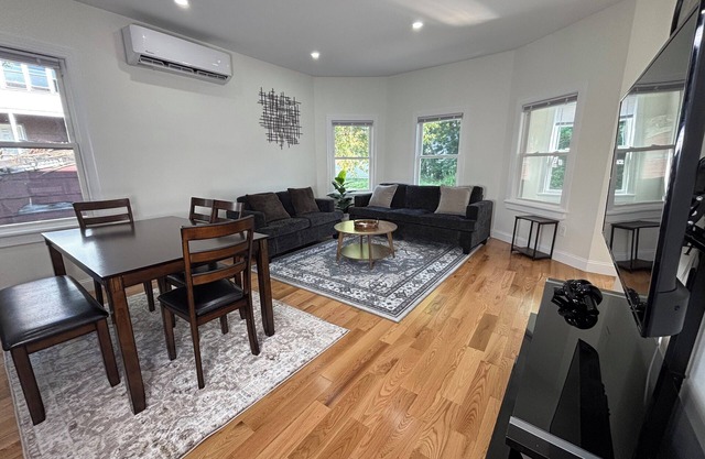 Charming 3-bedroom apartment in superb Schenectady with AC