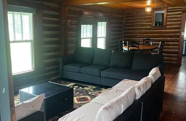 Charming 3-bedroom log cabin with AC, WiFi in fabulous Thonotosassa